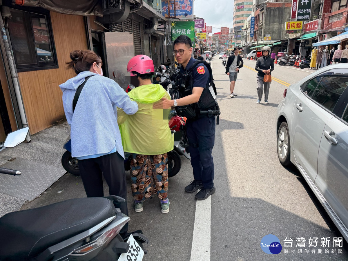 8旬婦坐在發動機車不敢騎　中壢警暖心助返家