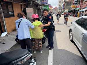 年邁婦人獨自坐在發動中的機車上，神情徬徨，警方協助平安返家。