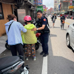 年邁婦人獨自坐在發動中的機車上，神情徬徨，警方協助平安返家。