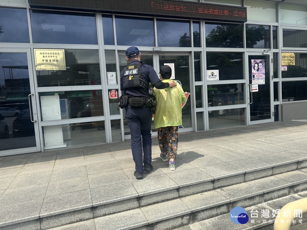 年邁婦人獨自坐在發動中的機車上,神情徬徨,警方協助平安返家。