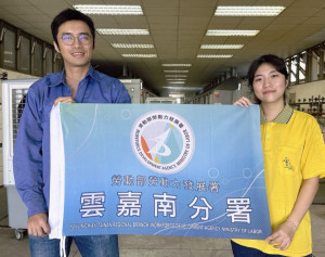 南分署銲接女選手郭于瑄(右)，感謝職訓師謝秉富(左)的陪伴及耐心教導，今年希望不負期望、力奪佳績