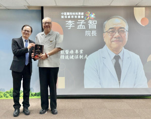 健保署中區業務組組長丁增輝（左），今天下午頒發「特殊貢獻獎」給擔任健保審查委員超過30年、見證台灣健保發展史的衛生福利部臺中醫院院李孟智顧問（右）。圖/台中醫院提供