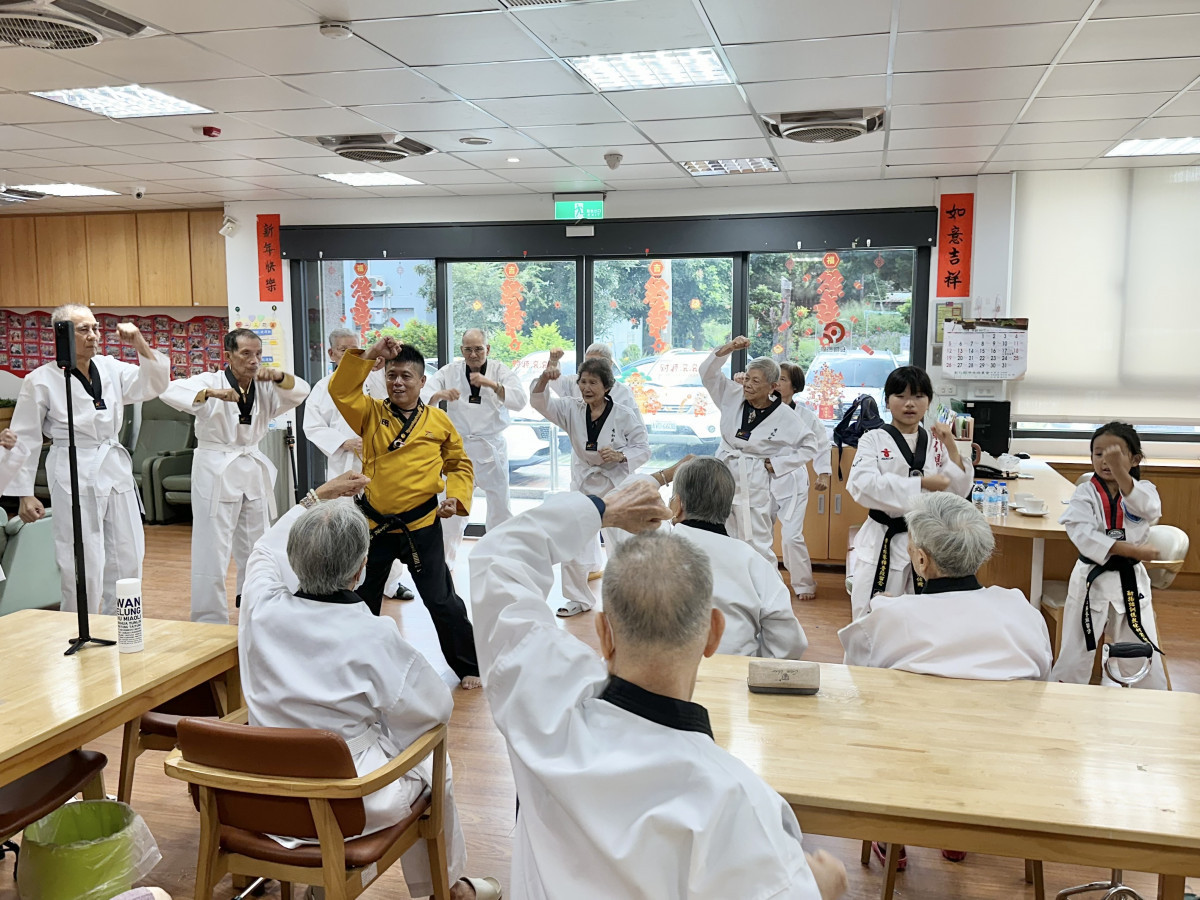 95歲長輩穿道服學跆拳　伸港秀和苑樂齡復能展活力