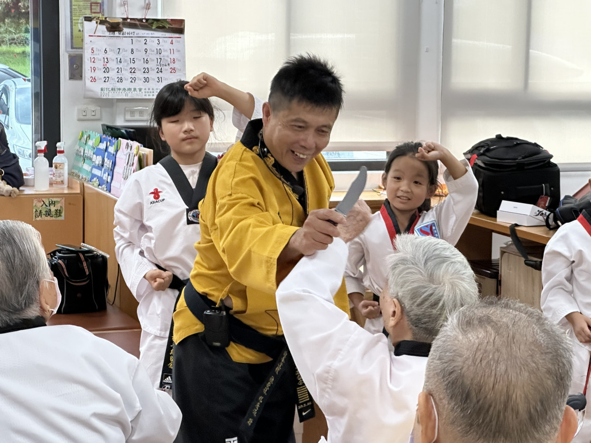 95歲長輩穿道服學跆拳,伸港秀和苑樂齡復能展活力。圖/秀傳提供