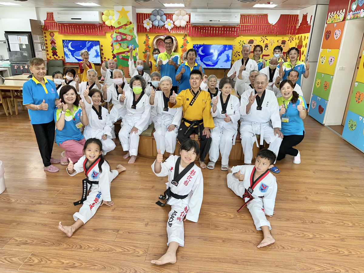95歲長輩穿道服學跆拳,伸港秀和苑樂齡復能展活力。圖/秀傳提供
