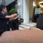 警方依法使用警械制止，並逮捕嫌疑人。