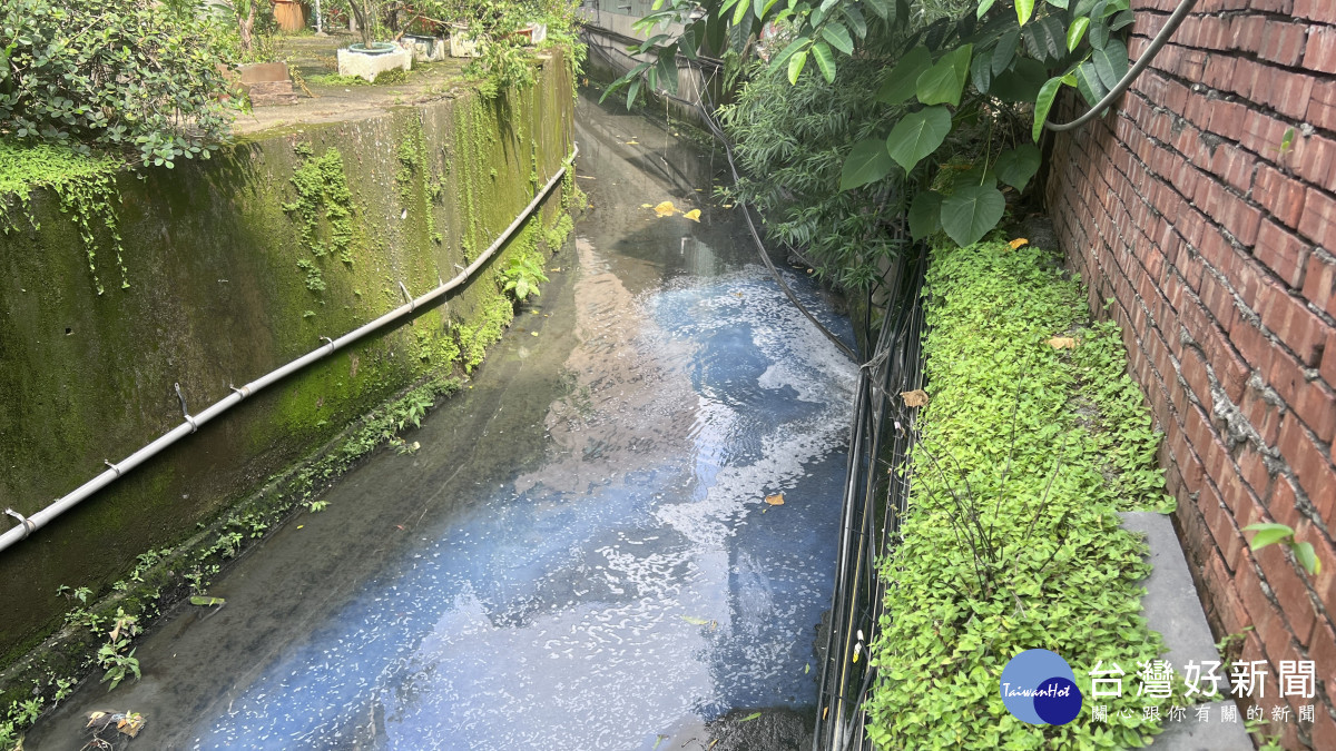 白色廢水流入大排水溝　新北跨局處揪出違法工廠