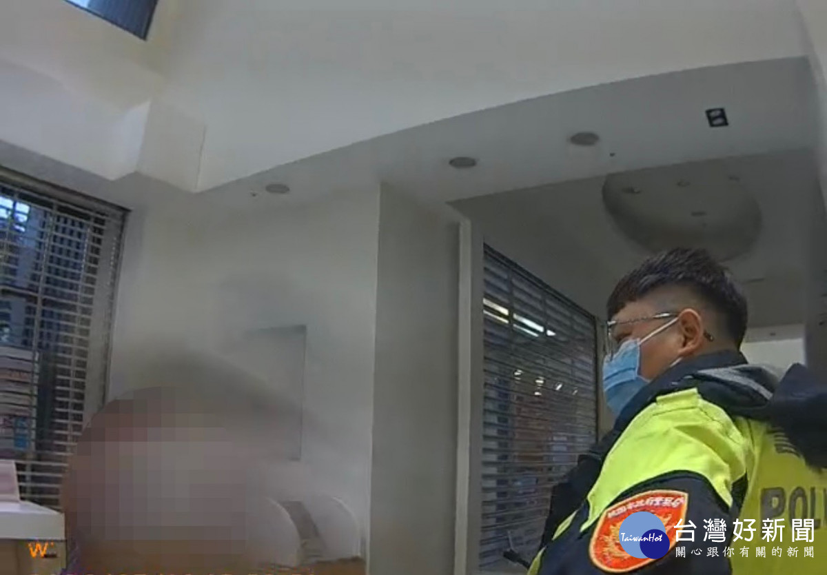 婦人疑似遭遇投資詐騙，警方立即趕赴現場了解，成功攔阻新臺幣3萬元匯款。