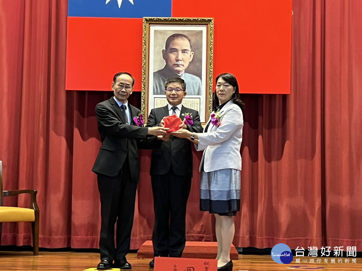 張毓哲(左)交付重任予新任陳處長。(台電南投區處提供)<br />
