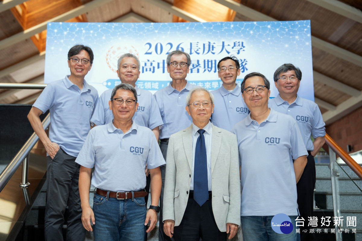 湯明哲校長(前排圖中)與營隊核心師資團隊合影