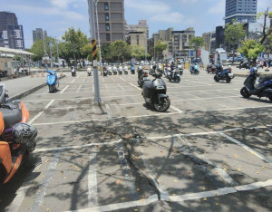 後站汽車停車位改為機車停車位150格。