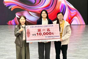 暨大財金系黃沛婕(中)與林芷筠(右)兩位同學，榮獲「2025全國大專校院SDGs x AI短影音競賽」綠色商業創新組全國第一名。（暨大提供）