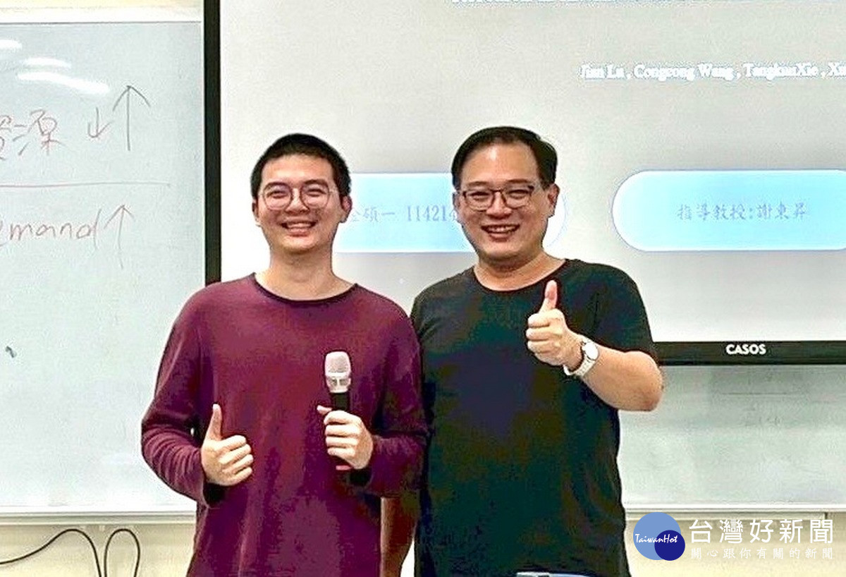暨大財金系同學於全國AI短影音競賽獲佳績,指導老師謝東昇教授(右),在過程中扮演了關鍵角色。(暨大提供)