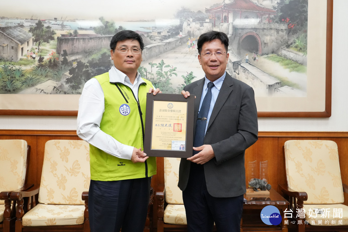 部澎匡勝捷院長榮退　林皆興頒榮譽縣民證感謝深耕離島醫療