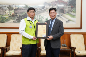 部澎匡勝捷院長榮退　林皆興頒榮譽縣民證感謝深耕離島醫療