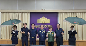 新竹市警察局局務會議舉行「平安傘」捐贈儀式。
