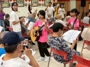 凡星樂團與榮家長輩親切互動，以音樂拉近世代距離。