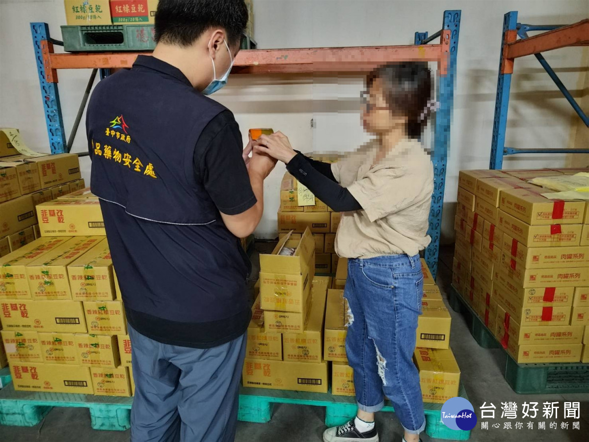 食安處稽查員會同業者現場抽驗豆干、豆腐等成品
