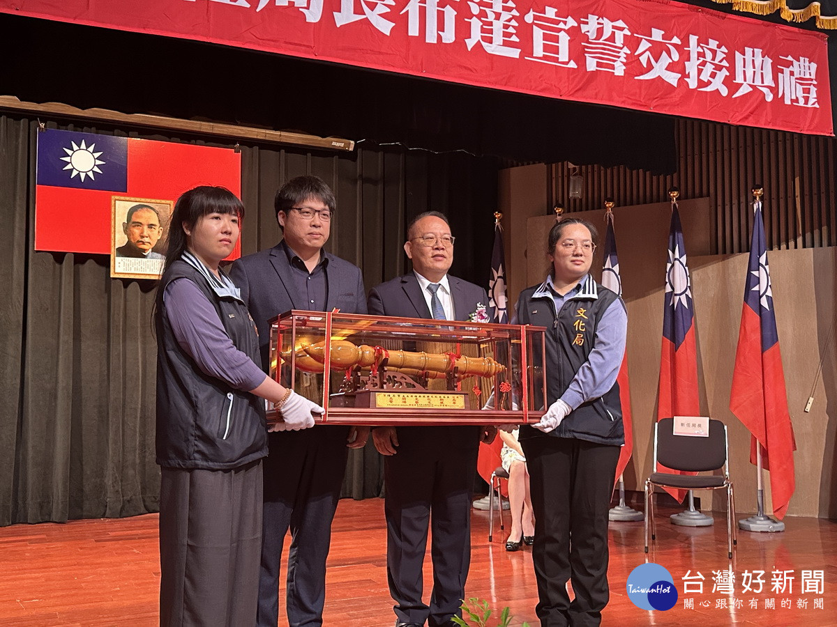 縣內觀光產業協會代表致贈紀念品。（記者扶小萍攝）