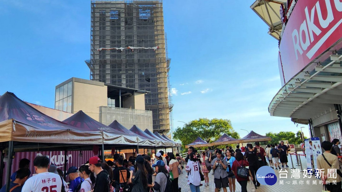 樂天桃園棒球場展售拉拉山水蜜桃,吸引大批球迷搶購。<br />
<br />
