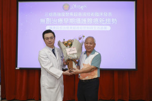 三軍總醫院泌尿外科主任曹智惟右病友郭先生。