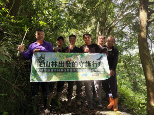 南投分署水里站主任陳照鈞與東埔部落深入林區清查獵具。（圖/南投分署提供）
