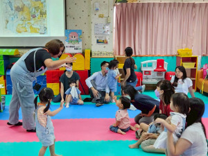 嘉義市政府文化局今年以「閱讀素養、情緒管理、性別平等、陸域生態」為主題規劃28場次，結合繪本閱讀、故事互動、藝術創作、自然探索及五感體驗等多元內容／嘉義市府提供