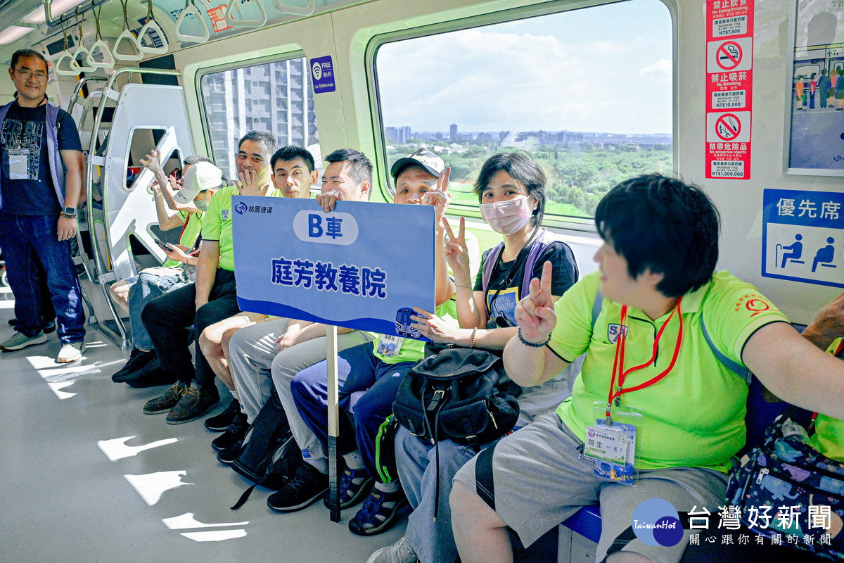 公益活動中,教養機構院生體驗搭乘機場捷運。<br />