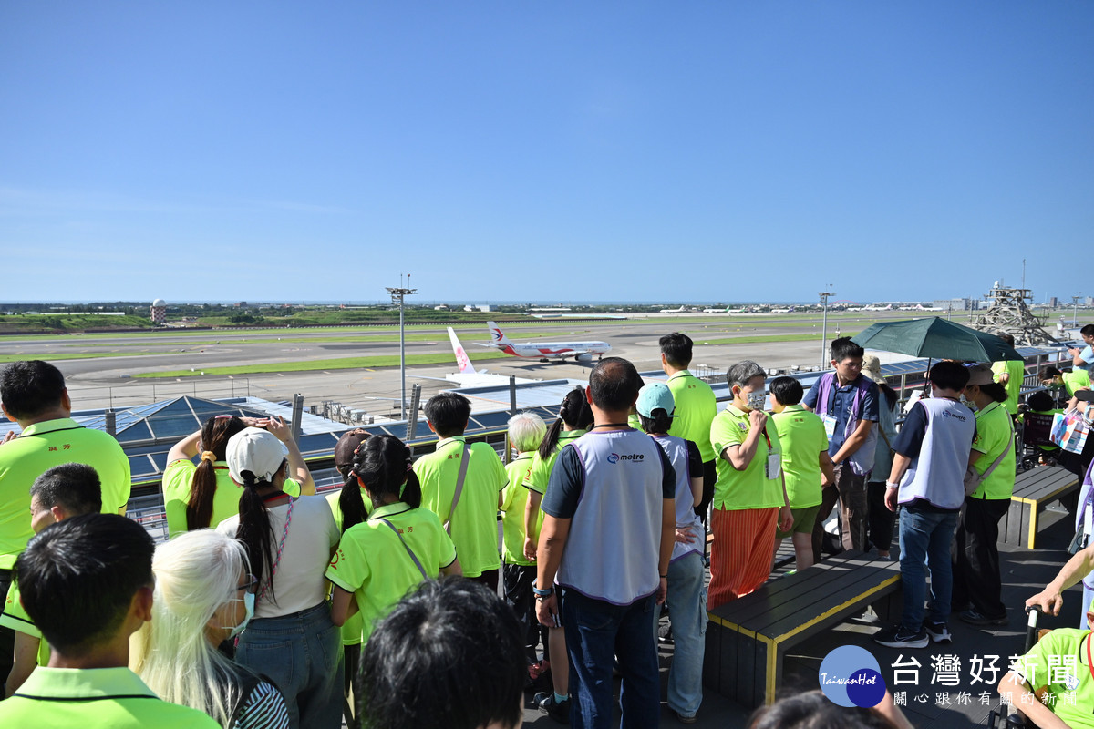 公益活動中,教養機構院生搽搭機捷到第二航廈站,前往桃園國際機場觀景台欣賞飛機起降。<br />