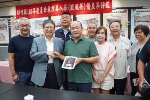 縣長楊文科（左二）恭喜楊世瑩（左三）、蕭昀珮（左四）夫妻。