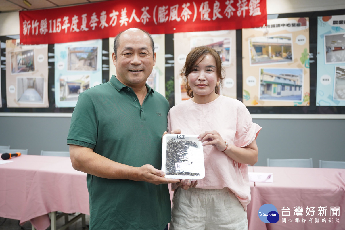 楊世瑩夫妻，家族三代種茶。