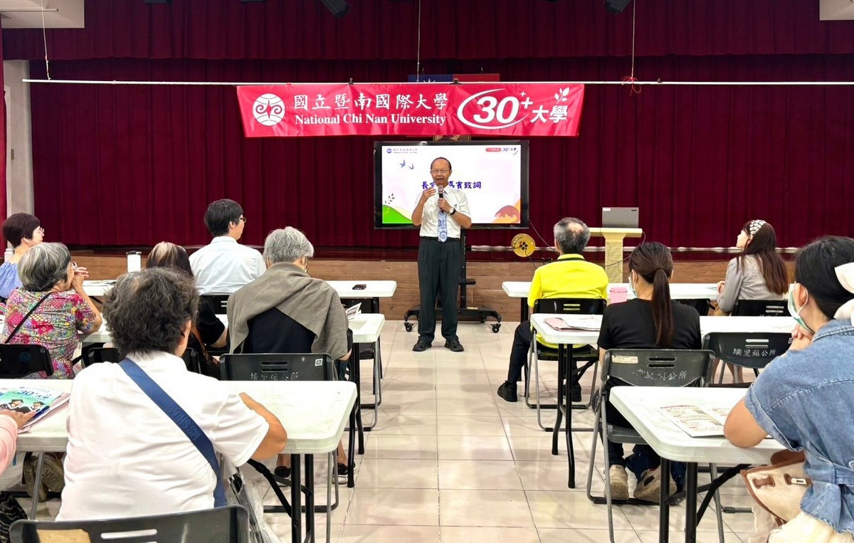 暨大埔里鎮公所舉辦「115學年度30+大學招生說明會」,暨大副校長楊振昇現場說明「第三人生大學」辦學成果。(暨大提供)