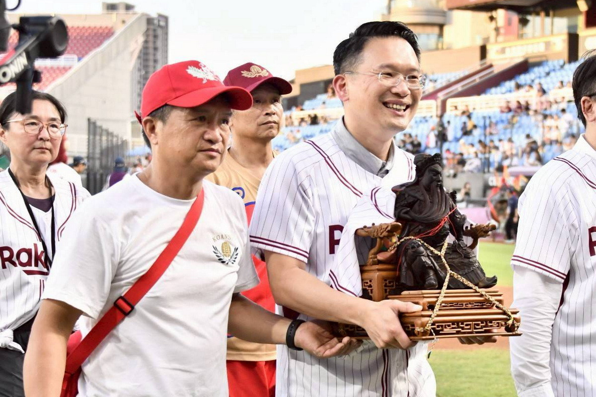 桃園市副市長蘇俊賓出席「大溪形象商圈-樂在溪遊活動」。<br />