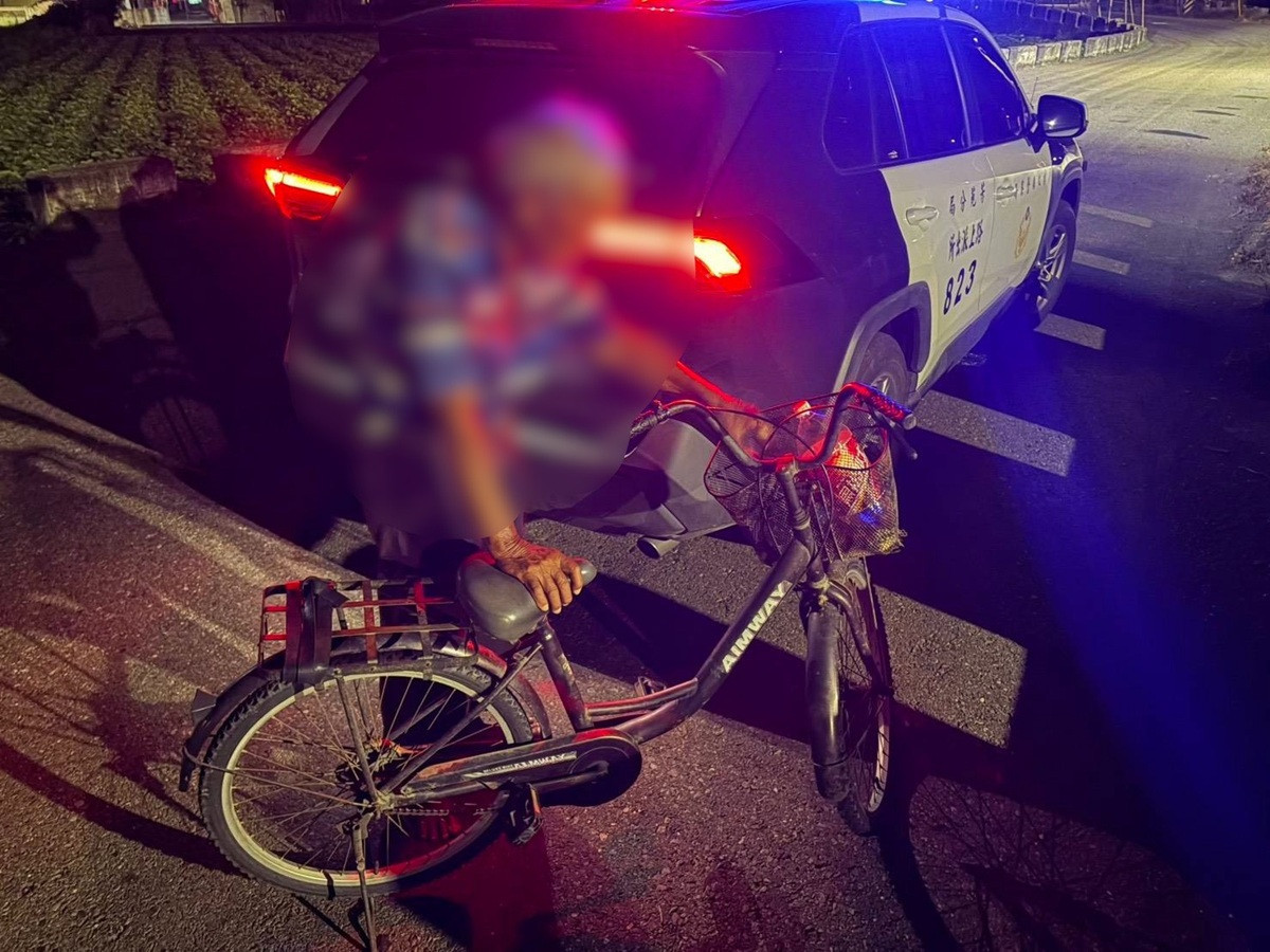 8旬失智翁騎單車剪髮迷途忘返 芳苑警深夜憑手機定位跨鄉鎮尋獲