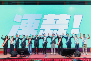 民進黨新竹市長候選人莊競程率領議員候選人正式出陣。