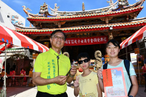 南瑤宮管理人林世賢市長逐一頒發獎學金並合影。圖／彰化市公所提供