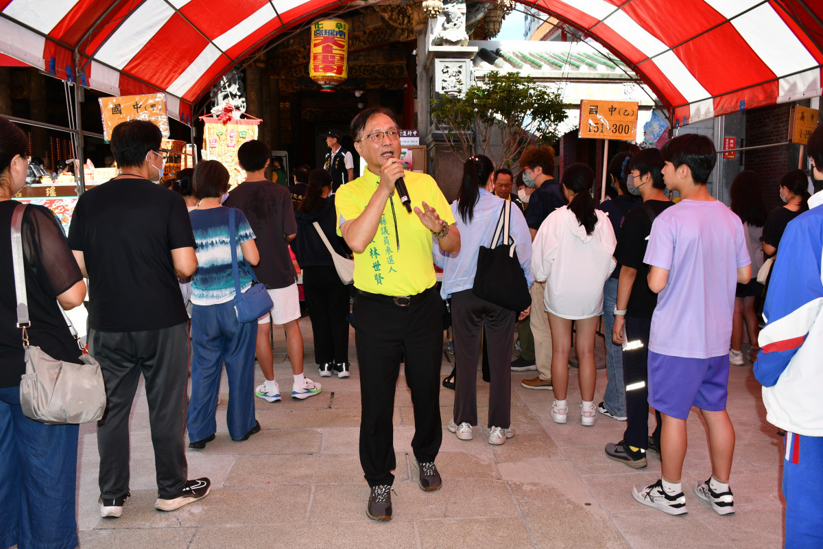 南瑤宮號管理人林世賢市長向領取媽祖獎學金的學子們期勉學習媽祖精神關懷扶助弱勢。圖/彰化市公所提供
