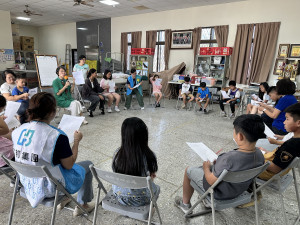 小團體的學習互動熱絡。（記者扶小萍攝）