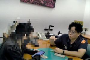 草屯分局與銀行協助女子勿再受騙。（草屯分局提供）