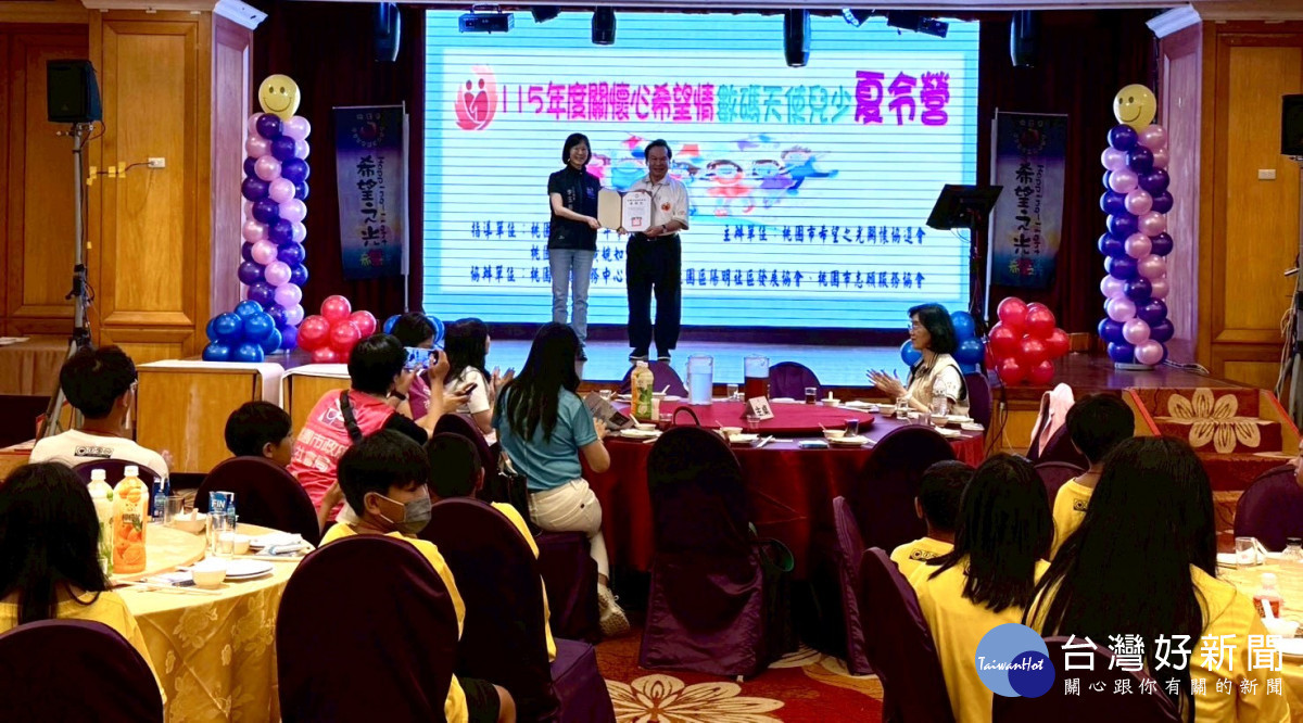 桃園市政府社會局李玉齡主秘頒贈感謝狀。