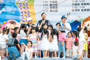桃園市長張善政出席「2026桃園兒童藝術節」開幕演出《夏一跳樂園》。