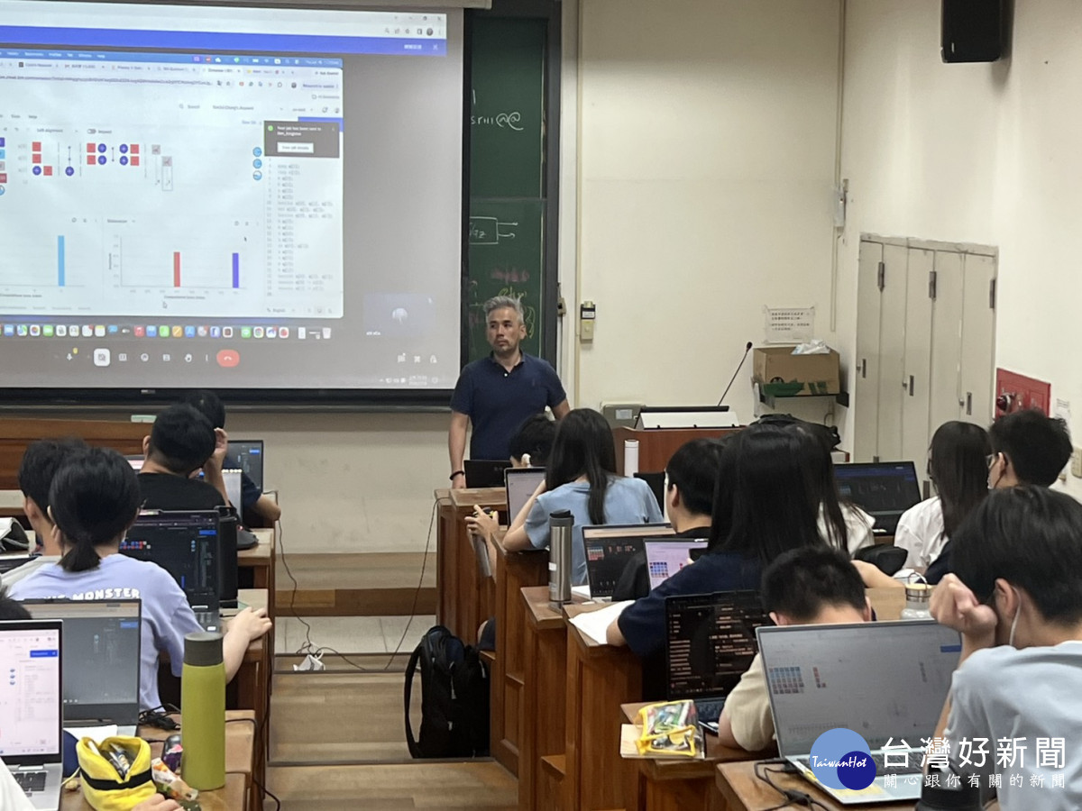中原大學量子資訊中心助理教授張晏瑞擔任營隊講師,帶領學員建立量子計算基礎。