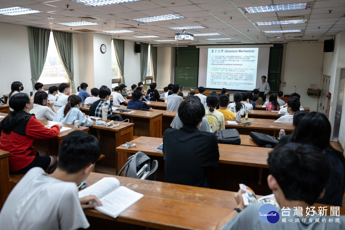 「2026高中量子計算暑期學習營」吸引高中生參與,透過理論講授與實作體驗認識量子科技。