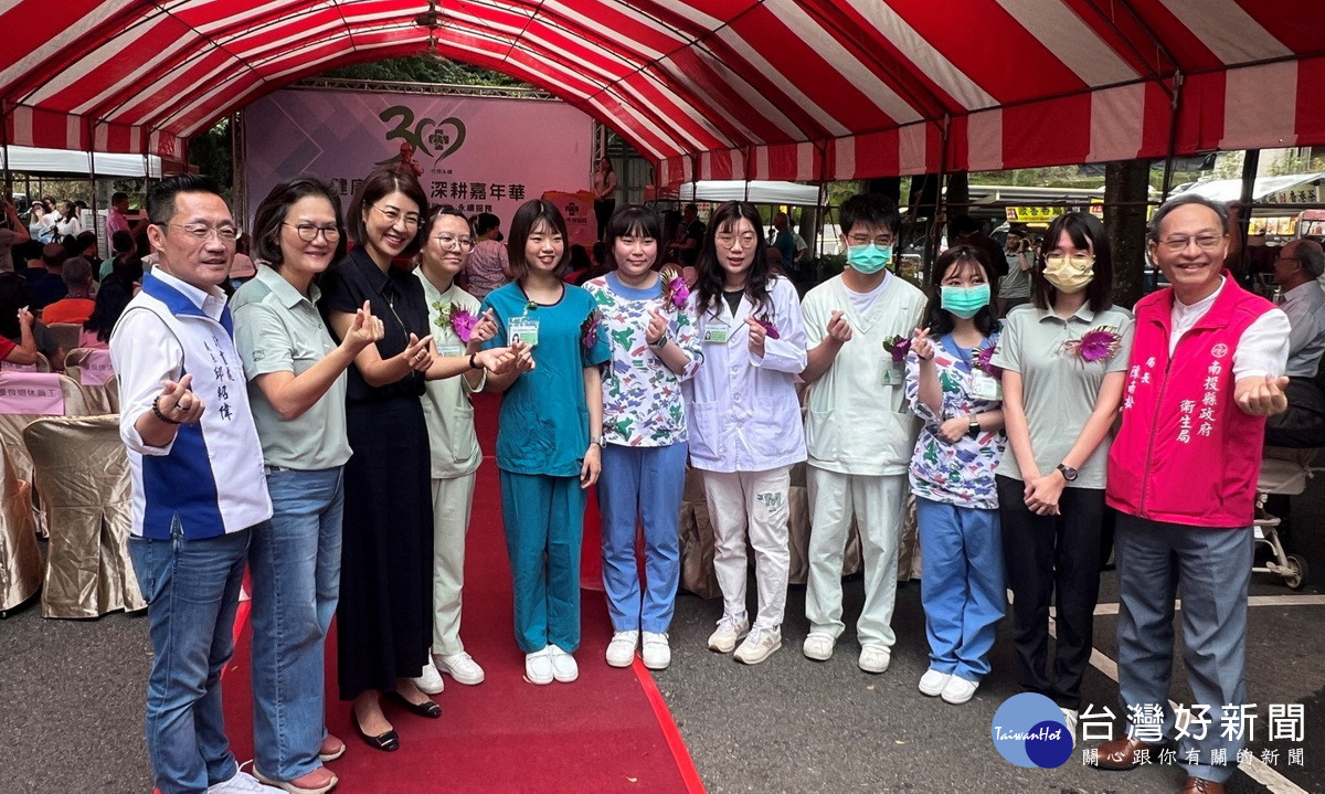 許縣長肯定竹秀醫護人員奉獻地方。(竹秀提供)