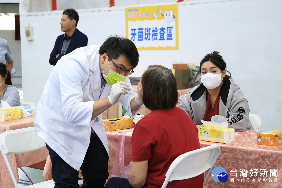 嘉義市政府衛生局攜手嘉義市牙醫師公會,於東區體育館舉辦第四屆「樂齡勇壯口腔保健潔牙比賽」/嘉義市府提供
