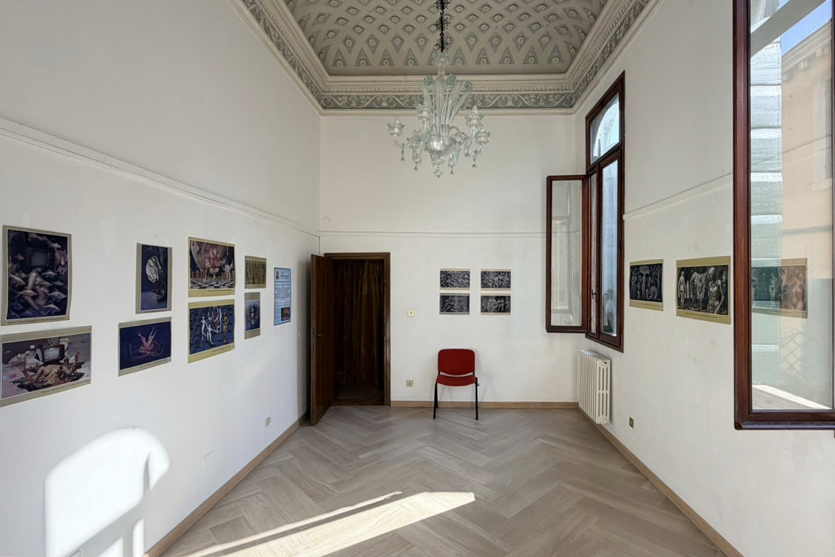 弘光科大老師王瑋名個展在義大利威尼斯歷史建築中展出。(弘光科大提供)