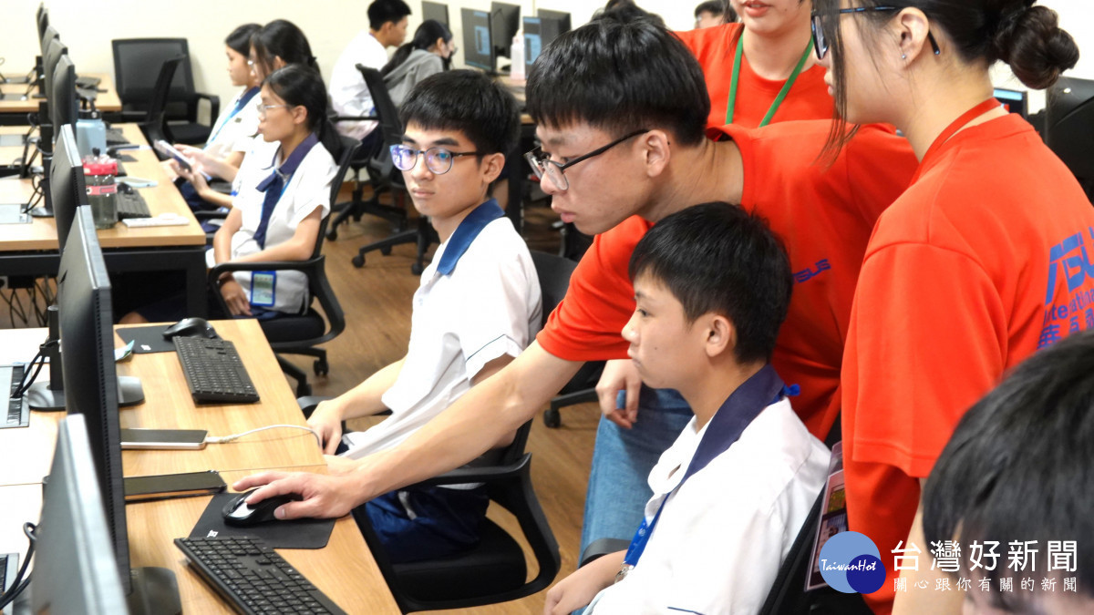 元智大學志工於華聯中學進行程式語言課程教學
