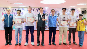 桃園市長張善政出席「115年高中生國際科技夏令營」與貴賓合影。