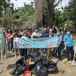 南投郵局同仁出動淨山維護綠色大地。（南投郵局提供）