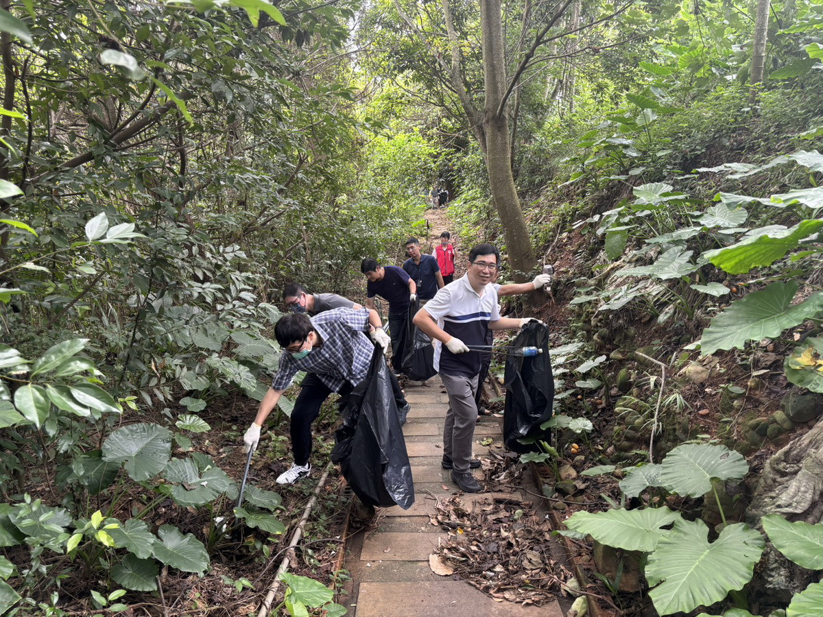 南投郵局同仁出動淨山維護綠色大地。(南投郵局提供)